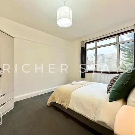 Wembley Large 4-bedroom House, Driveway And Garden Holiday home London