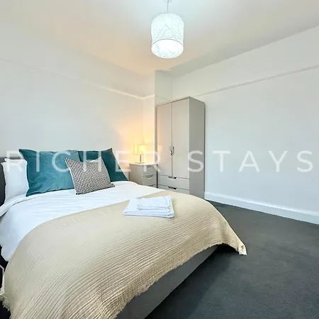 Wembley Large 4-bedroom House, Driveway And Garden *