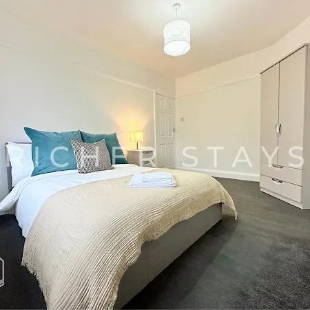 Holiday home Wembley Large 4-bedroom House, Driveway And Garden *