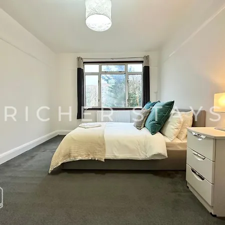 Wembley Large 4-bedroom House, Driveway And Garden Holiday home London