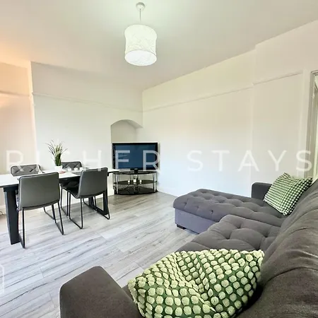 Wembley Large 4-bedroom House, Driveway And Garden Holiday home *