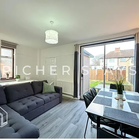 Wembley Large 4-bedroom House, Driveway And Garden Holiday home