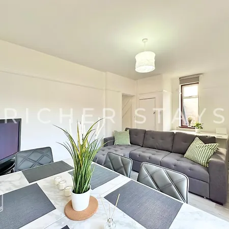 Holiday home Wembley Large 4-bedroom House, Driveway And Garden