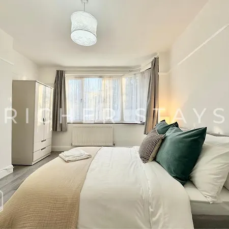 Wembley Large 4-bedroom House, Driveway And Garden
