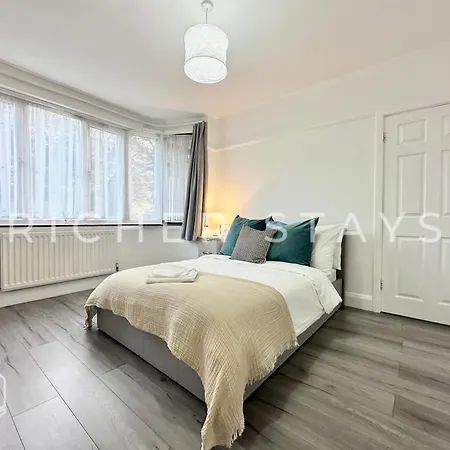 Holiday home Wembley Large 4-bedroom House, Driveway And Garden *