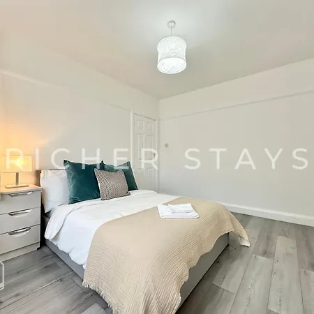 Holiday home Wembley Large 4-bedroom House, Driveway And Garden London