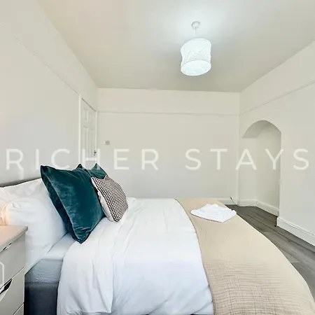 Wembley Large 4-bedroom House, Driveway And Garden Holiday home *