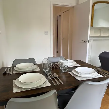 Quiet Residential Area Modern And Cozy Two Bed In Hampstead Apartment *