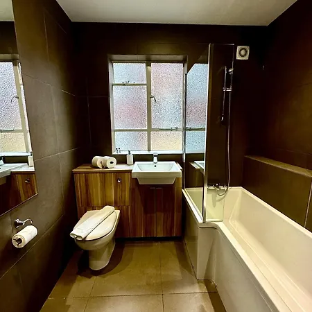 Quiet Residential Area Modern And Cozy Two Bed In Hampstead Apartment