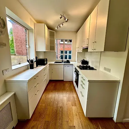 Quiet Residential Area Modern And Cozy Two Bed In Hampstead London