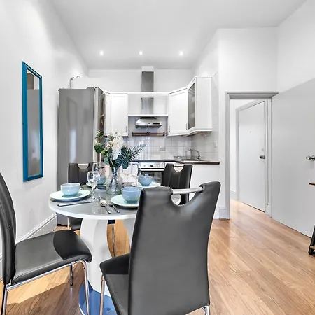 Apartment Luxurious 3 Bedroom Flat With Balcony In Kensington For 7 Next To Station Near Harrods *