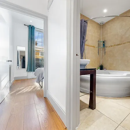 Apartment Luxurious 3 Bedroom Flat With Balcony In Kensington For 7 Next To Station Near Harrods London