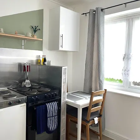 Crescent 1 Bed Apartment Goodmayes
