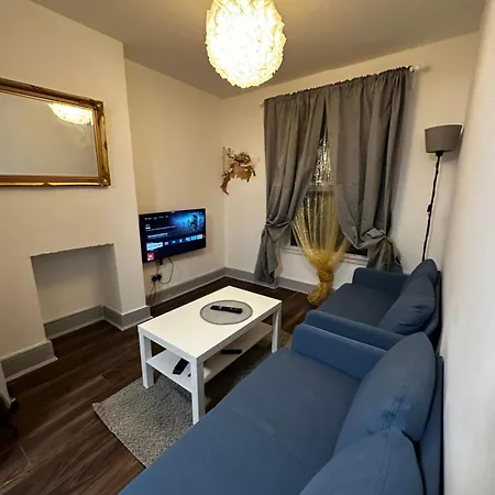 Mileend 4 Large Master Bedroom * London