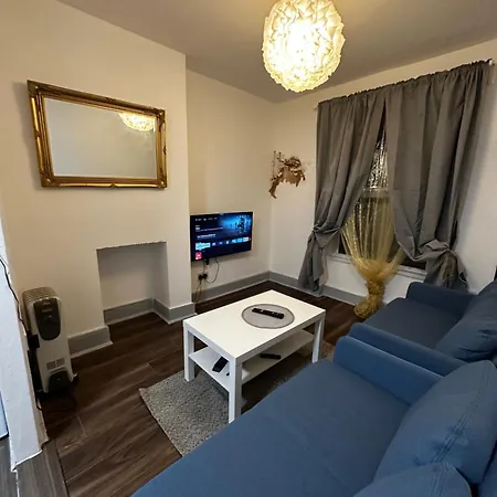 Mileend 4 Large Master Bedroom