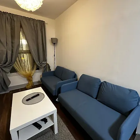 Homestay Mileend 4 Large Master Bedroom *