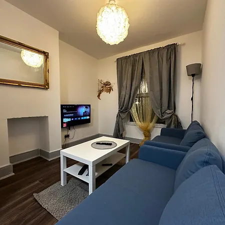 Mileend 4 Large Master Bedroom Homestay