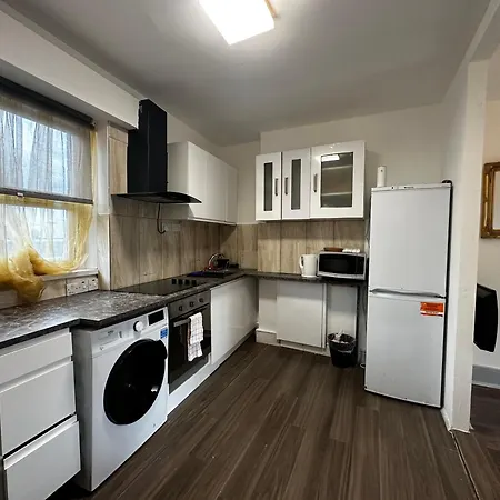 Homestay Mileend 4 Large Master Bedroom *