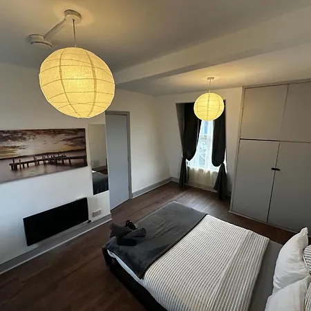 Mileend 4 Large Master Bedroom Homestay *