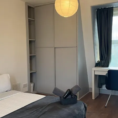 Mileend 4 Large Master Bedroom Homestay *
