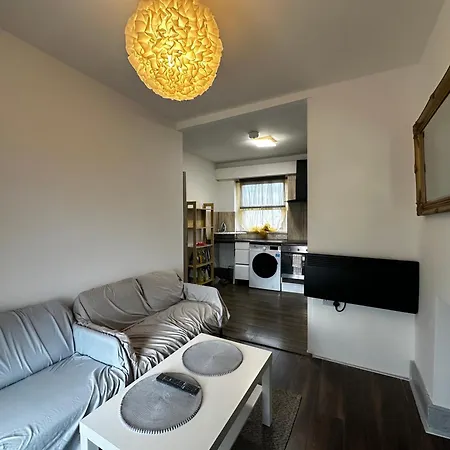 Mileend 4 Large Master Bedroom Homestay