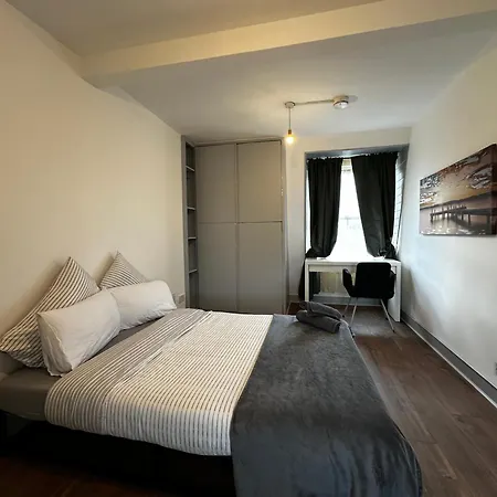Homestay Mileend 4 Large Master Bedroom *