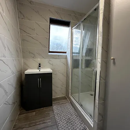 Mileend 4 Large Master Bedroom * London