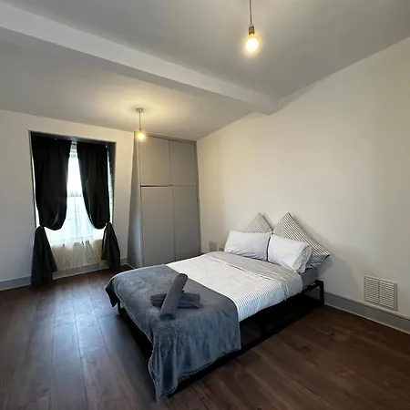 Mileend 4 Large Master Bedroom Homestay