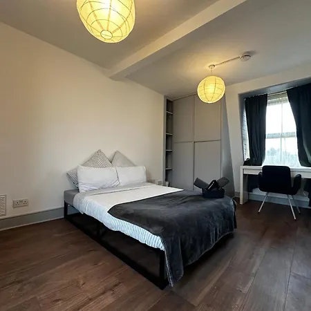 Mileend 4 Large Master Bedroom Homestay London
