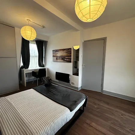 Mileend 4 Large Master Bedroom *