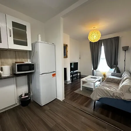 Homestay Mileend 4 Large Master Bedroom *