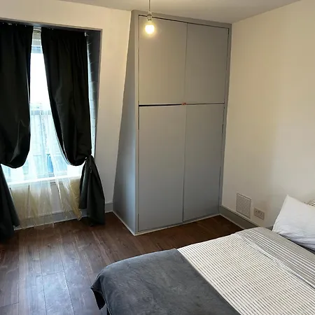 Mileend 4 Large Master Bedroom * London