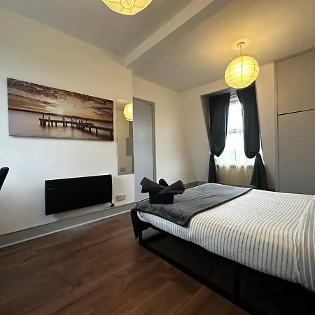Homestay Mileend 4 Large Master Bedroom