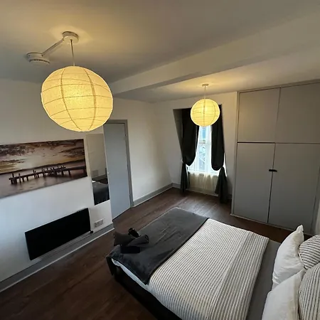 Mileend 4 Large Master Bedroom Homestay *