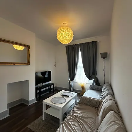 Mileend 4 Large Master Bedroom *
