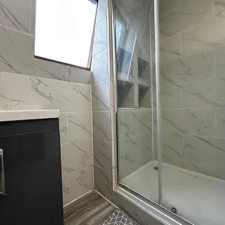 Mileend 4 Large Master Bedroom