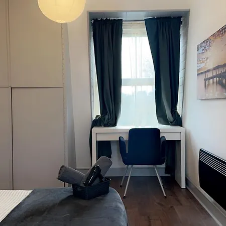 Mileend 4 Large Master Bedroom *