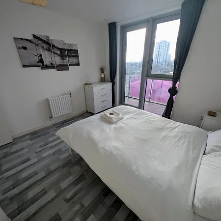 Giogio - Comfortable Stratford Flat With Stunning Views *
