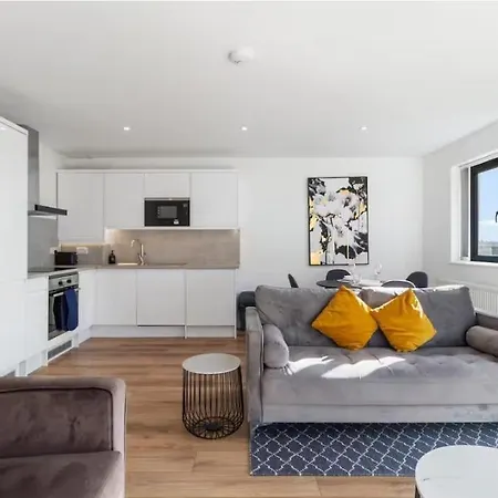 Large 2 Bed Lewisham Catford - Long Allowed Apartment London