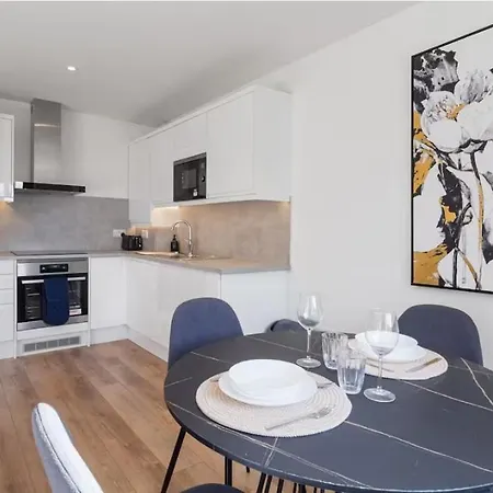 Large 2 Bed Lewisham Catford - Long Allowed London