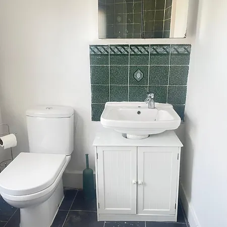 Nunhead 5mins Walk To Metro *
