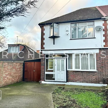 Holiday home Wembley Large 4-bedroom House, Driveway And Garden *