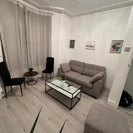 Apartment Millais Road 3 Bedroom Flat *
