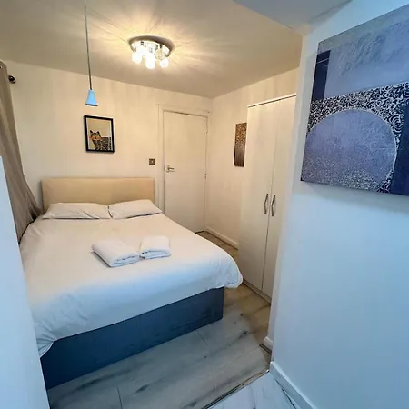 Millais Road 3 Bedroom Flat * London
