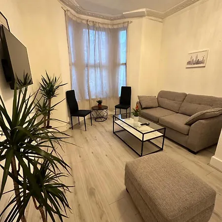 Millais Road 3 Bedroom Flat * London