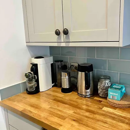 Modern 2br London With Private Garden Apartment Brentford