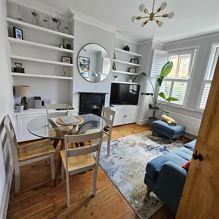 Modern 2br London With Private Garden Apartment Brentford