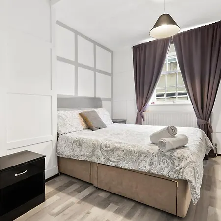 Private Bedroom Near Tower Bridge, Comfortable With Shared Amenities! Homestay *