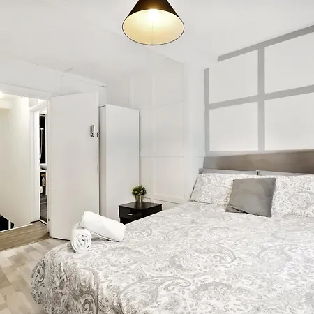 Private Bedroom Near Tower Bridge, Comfortable With Shared Amenities! *