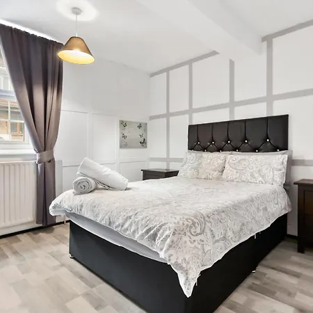 Private Bedroom Near Tower Bridge, Comfortable With Shared Amenities! * London